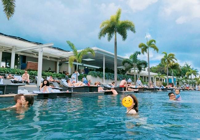 저 멀리에는 싱가포르 포트와 바다에 떠 있는 배들이 보인다.