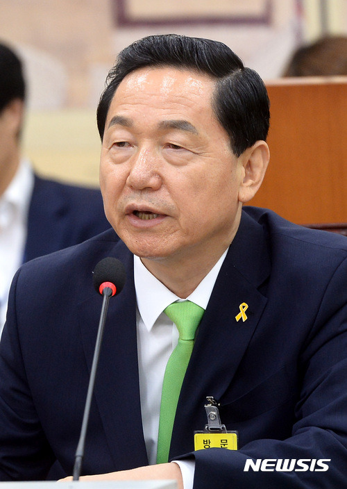 【서울=뉴시스】이영환 기자 = 김상곤 사회부총리 겸 교육부 장관 후보자가 30일 오전 서울 여의도 국회에서 열린 인사청문회에 참석해 의원들의 질의에 답하고 있다. 2017.06.30. 20hwan@newsis.com