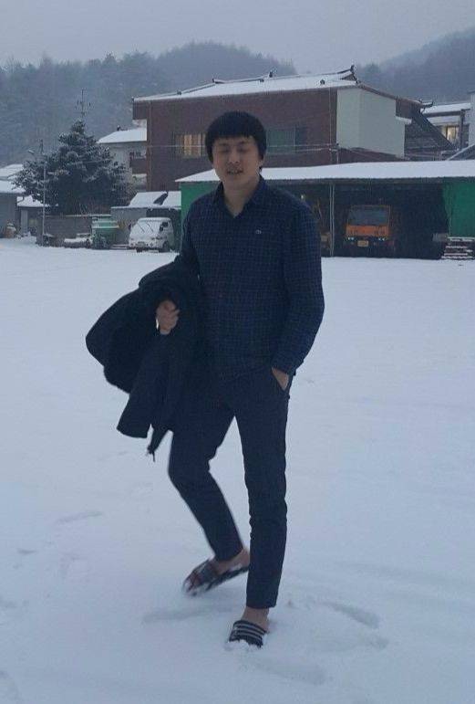 ‘패션왕’으로 유명한 웹툰 작가 ‘기안84’는 사시사철 삼선슬리퍼를 신는다. [사진 기안84]