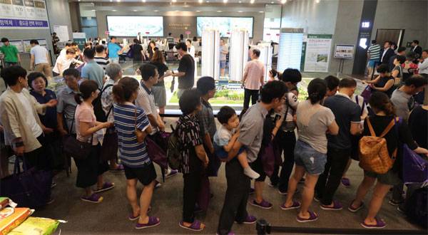 지난달 30일 문을 연 서울 `용산 센트럴파크 해링턴스퀘어` 견본주택에는 개발 호재를 눈여겨본 투자수요까지 몰리면서 주말 사흘간 2만8000명이 다녀갔다. [김호영 기자]
