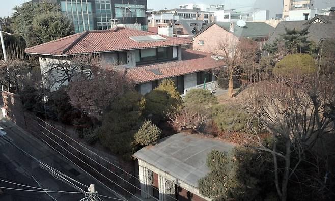 2012년 2월 29일 공개한 이명박대통령 논현동 사저 전경. /출처=조선DB