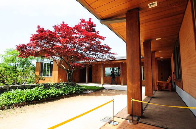 2016년 5월 1일 오전 경남 김해시 봉하마을에 위치한 고 노무현 전 대통령의 사저 '지붕 낮은 집'이 일반인에게 공개 되고 있다./출처=조선DB