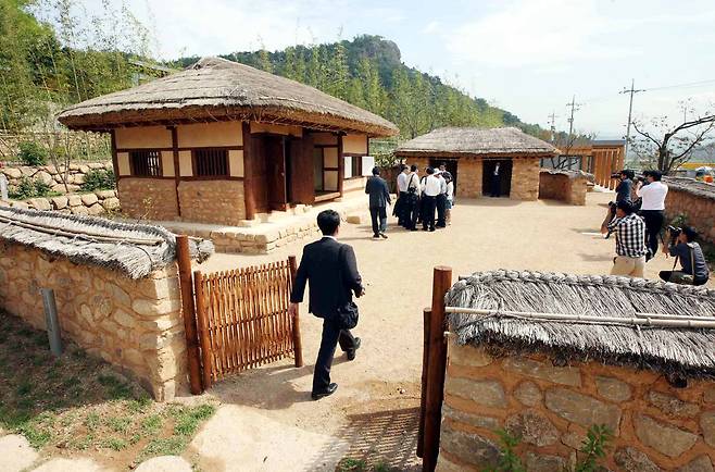 경남 김해시 진영읍 봉하마을에서 복원작업을 마치고 2009년 9월 언론에 처음 공개된 고 노무현 대통령 생가. /출처=조선DB