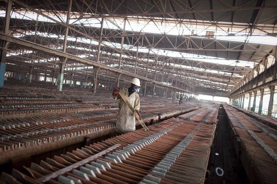 콩고민주공화국 카탕가 구리·코발트 광산 단지에서 한 근로자가 구리를 정제하고 있다./ 블룸버그 제공