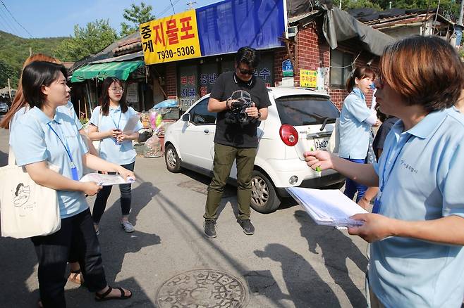 6월2일 김성호 한국성서대 교수(오른쪽)과 서울시 반려동물중성화센터사업단의 자원봉사자들이 반려동물 조사에 앞서 준비 사항을 확인하고 있다.  남종영 기자