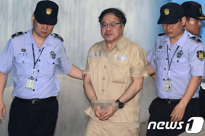 안종범 전 청와대 정책조정수석이 4일 오전 서울 서초구 서울중앙지방법원에서 열린 공판에 출석하고 있다. 2017.7.4/뉴스1 © News1 임세영 기자