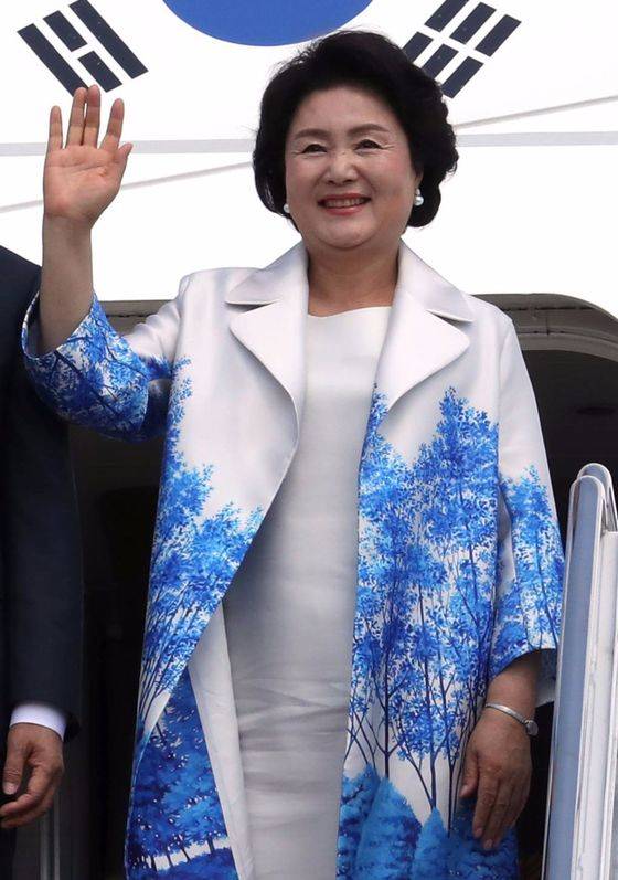 28일 오후(현지시간) 미국 워싱턴 앤드류스 합동기지에 도착, 손을 들어 인사하고 있는 모습. 정영화 작가의 회화 작품이 프린트 된 재킷을 걸쳤다.[연합뉴스]