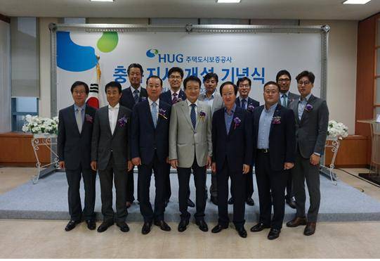 지난 3일 열린 주택도시보증공사 충북지사 개소식에서 참석자들이 기념 사진을 찍고 있다. 왼쪽(앞줄)부터 송용상 한성건설 회장, 김민호 원건설 회장, 김기돈 HUG금융사업본부장, 변재일 더불어민주당 의원, 이두영 두진 회장, 양호윤 HUG 노동조합 위원장, 이영찬 동성건설 상무/사진제공=주택도시보증공사