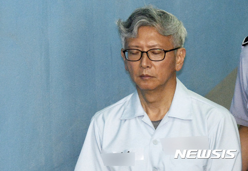 【서울=뉴시스】최진석 기자 = '비선진료 의혹' 정기양 전 대통령 자문의가 4일 오전 서초구 서울고등법원에서 열린 항소심 2차 공판에 출석하고 있다. 2017.07.04.    myjs@newsis.com