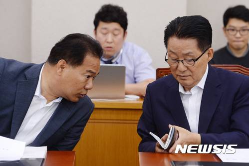 【서울=뉴시스】배훈식 기자 = 4일 오후 서울 여의도 국회 법제사법위원회 회의실에서 열린 전체회의에 참석한 박지원(오른쪽) 국민의당 전 대표가 이용주 의원과 대화하고 있다. 2017.07.04. dahora83@newsis.com