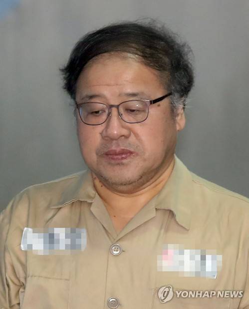 (서울=연합뉴스) 이상학 기자 = 안종범 전 청와대 정책조정수석이 4일 오전 삼성물산-제일모직 합병 관련 삼성그룹 전·현직 임원 재판에 증인으로 출석하기 위해 호송차에서 내려 법정으로 향하고 있다. 2017.7.4      leesh@yna.co.kr