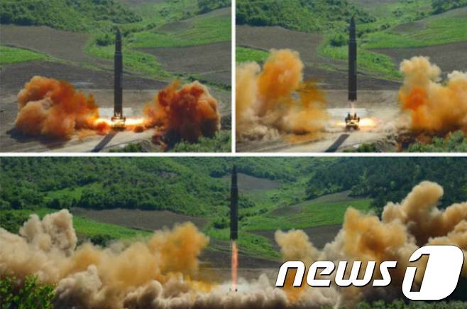 북한이 대륙간탄도미사일(ICBM) '화성 14형' 발사에 성공했다고 노동신문이 5일 보도했다. 북한은 지난 4일 오전 9시 40분께 평안북도 방현 일대에서 동해 상으로 탄도미사일을 발사해 40여 분간 930여㎞를 날려 보냈다. (노동신문) 2017.7.5/뉴스1 © News1 민경석 기자
