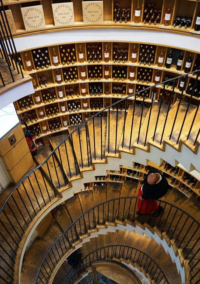 스타일리시한 와인 집사가 층마다 와인 관리 및 고객 대응에 힘쓴다. “Puis-je vous aider(도와드릴까요)?”