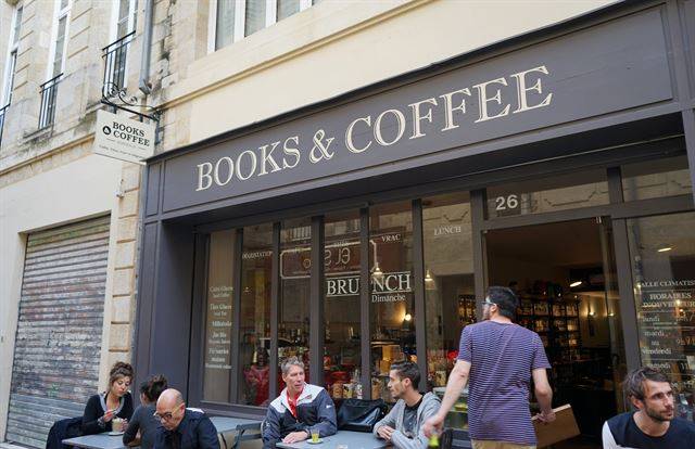 책과 커피 뿐 아니라 차와 음악을 좋아하는 이의 만족도를 높이는 카페.