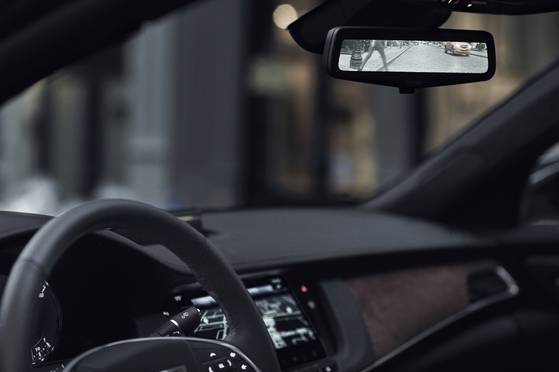 후방을 확인하는 거울 대신 카메라를 장착한 캐딜락 CT6. 트렁크에 골프채 등을 가득 채워도 후방 시야 확보가 용이하다. [사진 캐딜락]