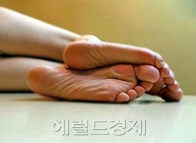 장마와 폭염 탓에 덥고 습한 여름은 무좀균이 번식하기 좋은 시기이므로 특히 조심해야 한다. 사진은 관련 이미지. [헤럴드경제DB]
