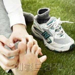장마와 폭염 탓에 덥고 습한 여름은 무좀균이 번식하기 좋은 시기이므로 특히 조심해야 한다. 사진은 관련 이미지. [헤럴드경제DB]