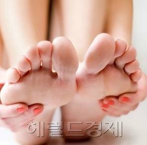 장마와 폭염 탓에 덥고 습한 여름은 무좀균이 번식하기 좋은 시기이므로 특히 조심해야 한다. 사진은 관련 이미지. [헤럴드경제DB]