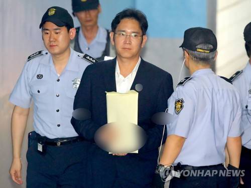 (서울=연합뉴스) 황광모 기자 =  삼성전자 이재용 부회장이  5일 오후 서울 서초동 서울중앙지법에서 열린 공판에 참석하기 위해 법정으로 향하고 있다.  2017.7.5       hkmpooh@yna.co.kr