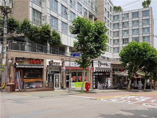 중림동 일대에 들어선 이색 카페와 식당, 맥주집 등 전경. '중리단길'이란 별칭까지 붙으며 상권이 활기를 띠고 있다.