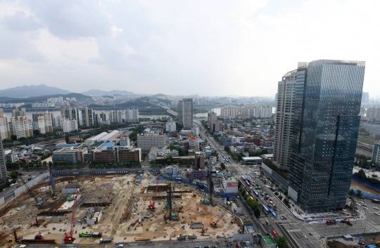 LS용산타워 아래로 한국 현대사의 아픈 기억으로 남은 용산 참사 현장이 보인다. 용산은 이 같은 과거의 어두운 기억을 딛고 새로운 미래를 준비하고 있다. /권욱기자