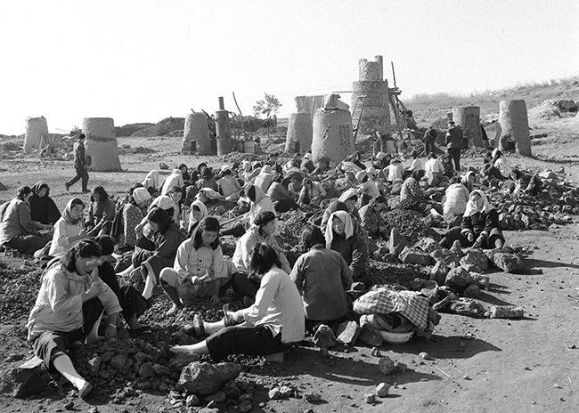 1958년 10월 허난성의 한 마을에서 토법고로에 쓸 돌을 깨고 있는 여성들. 토법고로는 대약진운동 기간 철강생산을 늘린답시고 마을단위로 만든 사제 용광로를 말하는데 중국인민의 생활기반만 파괴했다.[열린책들 제공]