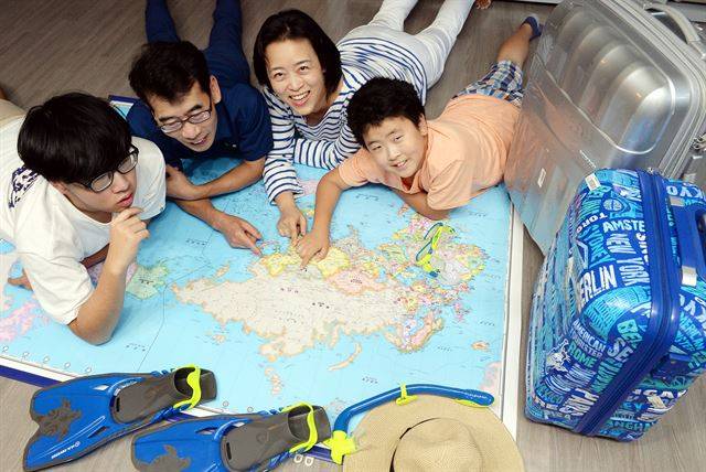 가족여행의 가장 큰 즐거움은 설렘으로 가득한 준비와 계획 단계에 있다. 터질 듯한 기대와 설렘은 커리어를 끌고 도착한 인천공항에서 절정에 달한다. 향후 5년간 가고 싶은 여행지를 의논하고 있는 이지영(오른쪽 두번째)씨 가족. 배우한 기자