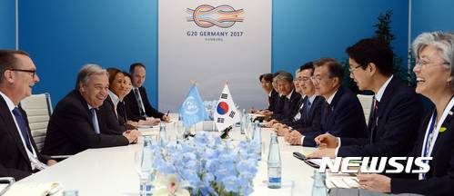 【함부르크(독일)=뉴시스】전진환 기자 = 문재인 대통령이 안토니우 구테흐스 UN사무총장과 8일 오후(현지시간) 독일 함부르크 G20회의장에서 양자회담을 했다.   구테흐스UN사무총장이 사무총장의 정책특별보좌관이었던 강경화(오른쪽) 외교부장관을 언급하고 있다. 2017.07.08.   amin2@newsis.com