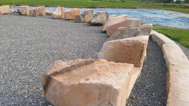 둥그런 곡선의 이음새로 복원된 왕릉 석물들 세부. 정밀한 곡률 계산에 따라 앞쪽은 둥글게 가공했고, 뒤쪽은 봉분에 고정시키기 위해 쐐기꼴로 다듬어놓은 것을 볼 수 있다.