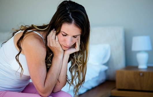 고민하는 표정의 여성