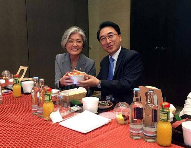 청와대가 ‘일일드라마 “청와대사람들”’에 게재한 강경화 장관과 박수현 대변인 사진.청와대 페이스북