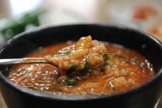 무주 금강식당 어죽. 첫눈엔 매워 보이지만 민물고기 육수를 기본으로 해 맵지 않고 오히려 고소하다.