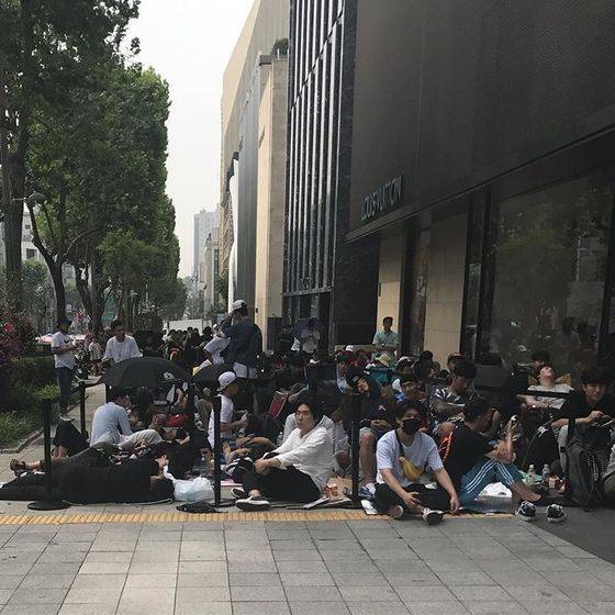 지난 6월 30일 1차 판매때의 모습. 매장 앞이 제품을 구입하려는 사람들로 인산인해를 이뤘다. [사진 @ginacho_ 인스타그램]