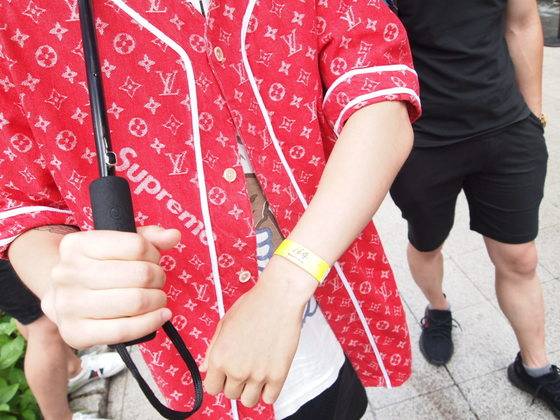 1차 판매때 제품 구입 후 2차 판매에도 도전한다는 20대 청년. 유지연 기자.