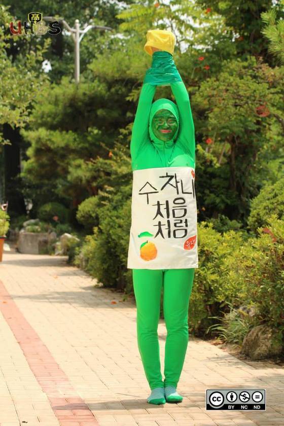 ‘처음처럼’ 소주병을 패러디한 의정부고 학생. [사진제공=의정부고 방송부 페이스북]