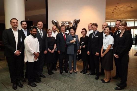 문재인 대통령과 김정숙 여사가 방독기간 묵었던 베를린의 숙소에서 독일의 현지 직원들과 ‘2018평창 동계올림픽’의 마스코트인 수호랑·반다비 인형을 나누어 들고 기념촬영하고 있다. [사진 청와대 제공]