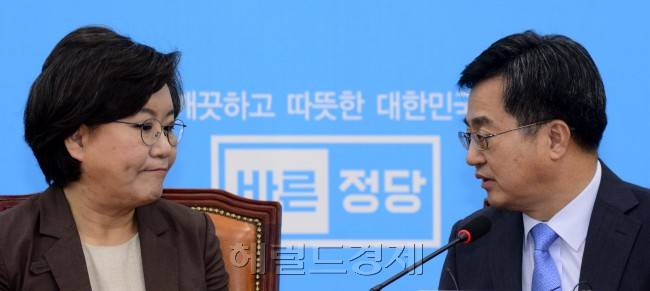 김동연 경제부총리 겸 기획재정부장관이 10일 오후 서울 여의도 국회에서 이혜훈 바른정당 대표를 예방하고 있다. 김 부총리는 이 대표에게 추경의 원활한 처리를 부탁했다. [사진=박해묵 기자/mook@heraldcorp.com]