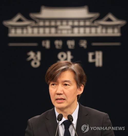 조국 민정수석이 지난 5월 25일 청와대 춘추관 대브리핑실에서 국가인권위원회의 위상 강화를 골자로 한 문재인 대통령의 지시사항에 대해 브리핑하고 있다. [연합뉴스 자료사진]