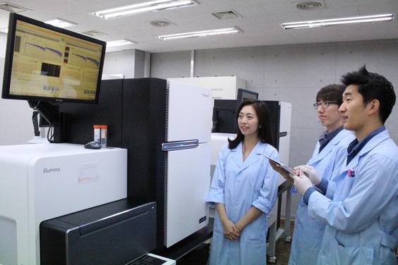 마크로젠 연구원들이 유전체 정보 분석 과정을 지켜보고 있다. /마크로젠 제공