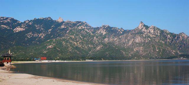 2008년 금강산에서 발생한 고 박왕자씨의 피격 사망 사건 발생 당시 현장을 목격한 이인복(23ㆍ당시 경북대 사학과)씨가 촬영한 현장 부근 사진. 이씨는 2008 대학생 금강산 생명평화캠프'에 참가해 관광객의 통행을 차단하는 녹색펜스에서 100여미터 떨어진 야영장 숙소에서 해변사진을 촬영했다. 이인복씨 제공