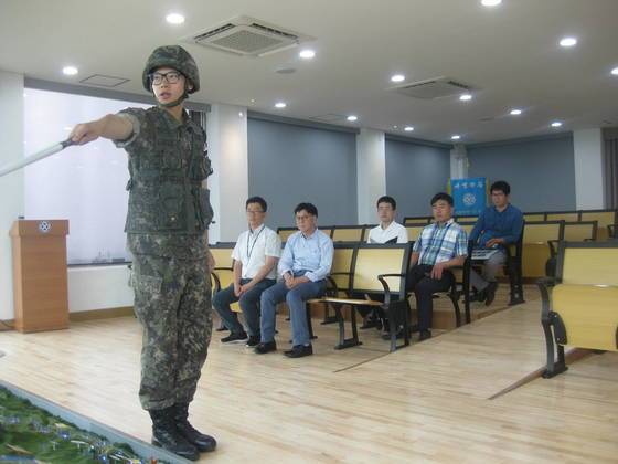 7일 오전 경기도 연천군 중부전선 태풍전망대 내에서 한 육군 병사가 전방에 보이는 북한 지역을 설명하고 있다. 전익진 기자