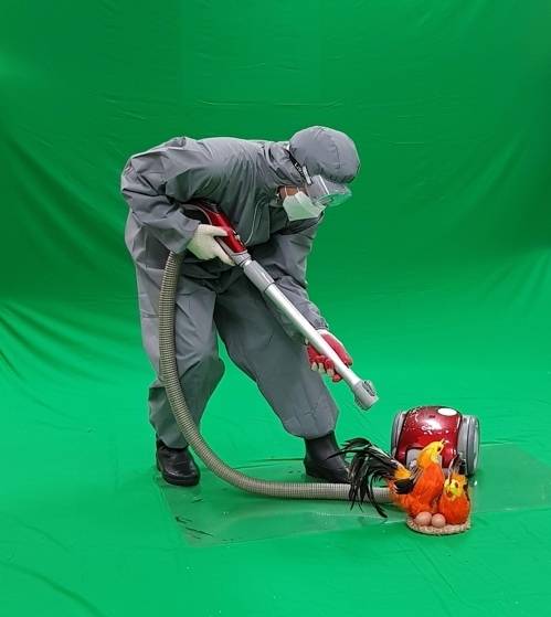 10일 오전 경기도 의정부고등학교에서 AI 방역을 상징하는 분장을 한 학생이 졸업사진을 찍고 있다.