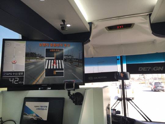 지난 3월 21일 한국도로공사가 세종시 인근에서 C-ITS(차세대 지능형교통시스템) 시연을 진행한 가운데, C-ITS 장비를 구축한 버스 내 모니터에서 운행중인 도로의 지도 상황 중 보행자 충돌방지 경고 서비스가 제공되고 있다. 한국도로공사 제공
