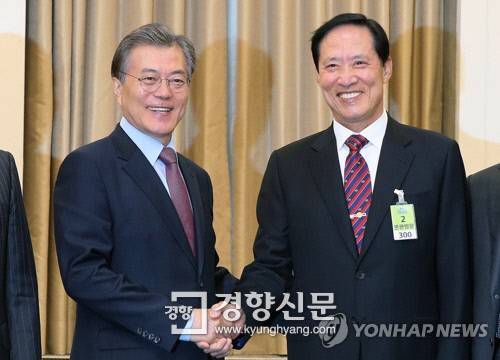 2015년 새정치민주연합 안보연구소 연구위원 위촉식에 참석한 당시 문재인 대표와 송영무 전 해군참모총장. /연합뉴스