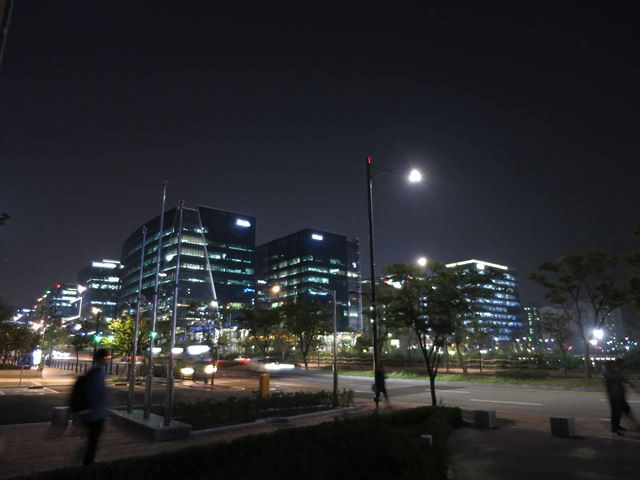 게임 개발업체, 소프트웨어 개발업체들이 모여 있는 경기 성남시 판교의 테크노벨리는 밤 늦게까지 각 사무실이 뿜는 불빛으로 환하다. 화려한 불빛의 이면에는 과로와 번아웃에 시달리는 열악한 노동환경이 자리하고 있다. 박재현 기자 remake@hankookilbo.com