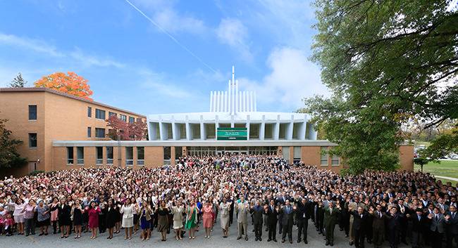 미국 뉴윈저 하나님의 교회 앞에서 신자들이 환하게 웃고 있다.