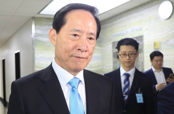 송영무 신임 국방장관이 14일 오전 국회 예결위원장실로 향하고 있다. [연합뉴스]