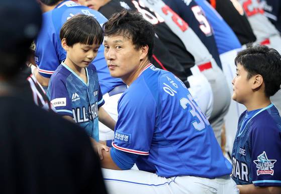 15일 대구삼성라이온즈파크에서 열린 KBO리그 올스타전. 드림올스타 이승엽이 더그아웃에서 아들 은혁, 은준 군과 즐거운 시간을 보내고 있다. [연합뉴스]