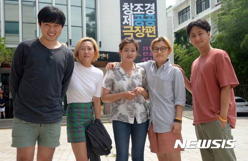 【서울=뉴시스】장세영 기자 = 서바이벌 연극 '창조경제-공공극장편'과 이 경쟁 시스템 연극에 참여한 연출가들이 14일 오후 서울 중구 남산예술센터에서 뉴시스와 인터뷰를 하고 포즈를 취하고 있다. 사진은 불의전차 연출 변영진 (왼쪽부터), 신야 연출 신아리, 잣프로젝트 연출 이재민, 907 연출 설유진, 극단 앤드씨어터 연출 전윤환. 2017.07.14. photothink@newsis.com