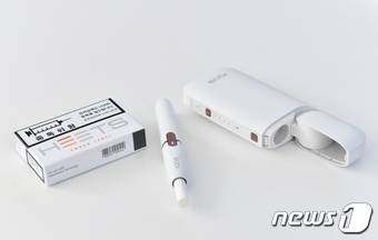 담뱃잎을 태우지 않고 열을 가하는 방식의 전자기기인 필립모리스의 '아이코스'(오른쪽)와 담배 제품인 '히츠'/(한국필립모리스 제공)© News1